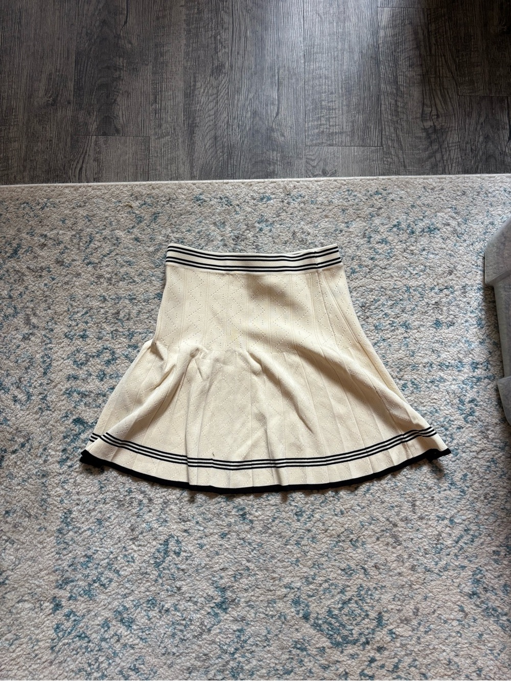 House of Harlow 1960 Skirt - Picture 2 of 3
